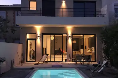 Image de Maison contemporaine avec piscine à deux pas des plages et calanques