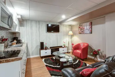 Image de Entire Basement Apt. -3 mins Drive to Regent Avenue