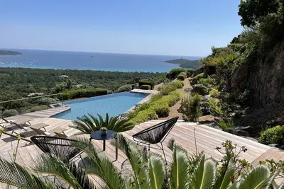 Image de Villa nichée sur les hauteurs de Pinarello, climatisation, superbe vue mer.