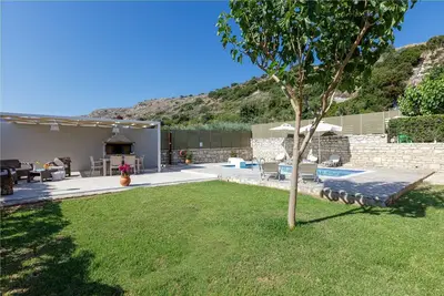 Private villa w/ Pool, Kids Area, Bbq, Ping Pong Table, suitable for families