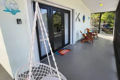 Image de Serenity Beach House - 2 blocks from Harry Harris Park/ Beach/Ocean/Boat ramp