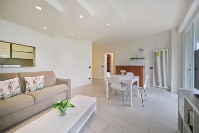 Image de Apt with 2 Bedrooms and a large balcony front lake