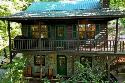Image de Bear Bottoms with Fireplace & Hot Tub