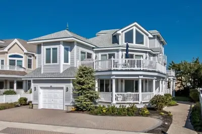 Image de 2nd from the Beach in the South End of Avalon, this magnificent 6 bdrm, 5 1/2 bath, 4, 300 sq. ft.