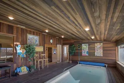 Image de “Sleep 26” \"Pool\" \"Sauna\" \"Lookout Tower\"'Sanitized Cleaning\"