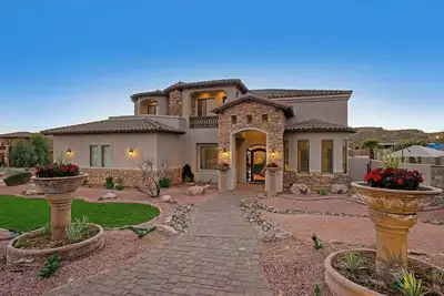 Image de 6 Br home with beautiful city views!