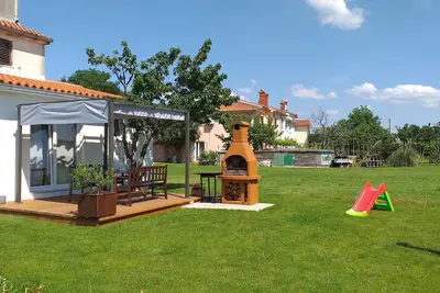 Image de Apartment with separate entrance and large garden with barbecue.