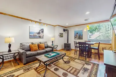 Image de Ideal lake retreat W/ Easy Beach Access, Gas Stove & Open Layout - Skiing Nearby