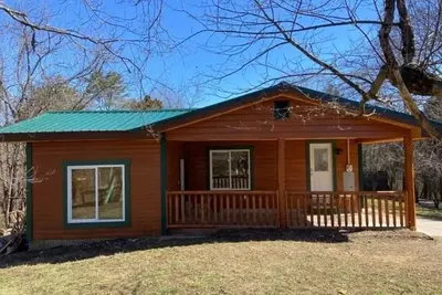 Image de Property has a small pond on back side of the cabin, it has geese  and ducks.