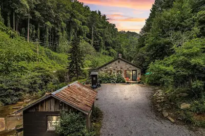 Image de Cozy stone Cottage Pet friendly on Rushing creek porch, soaking tub, & fire-pit