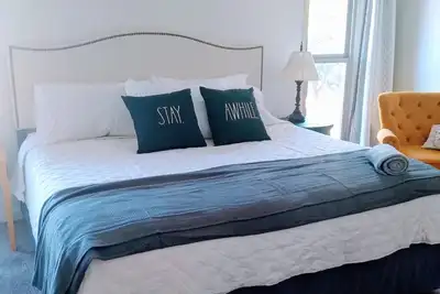 Image de Peaceful 55+ Retreat, Fully Stocked, Ideal for Long Stays, Updated Home