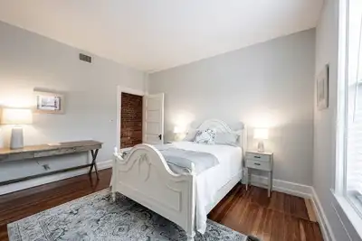 Image de Urban 2br/2ba Apt w/ 1 Free Parking Spot 2 miles to Lucas Oil