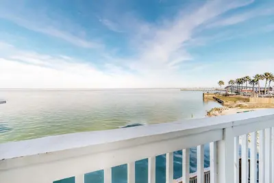 Image de Waterfront getaway with amazing bay views, furnished deck, washer/dryer, & Ac