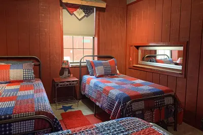 Image de Bunkhouse Cabin The Lazy Buffalo Cache Wichita Mountains Family Reunion Kitchen