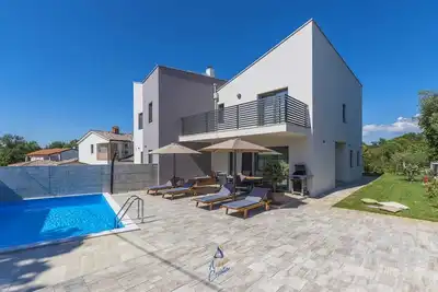 Image de Villa moderne nouvellement construite pour 6 personnes avec piscine près de la belle ville de Poreč