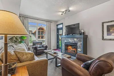 Image de Falcon's Nest, Nest in the Rockies