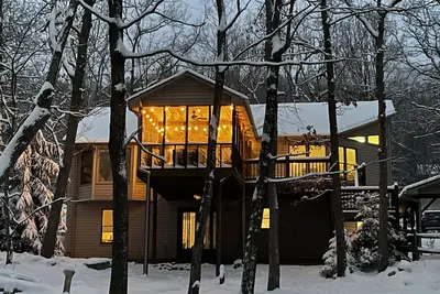 Image de Game Room~Grill~Screen Porch~Fireplace~Top of Mountain~Walk to Most Amenities