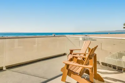 Image de Incredible beachfront home with furnished patio, balcony & free WiFi