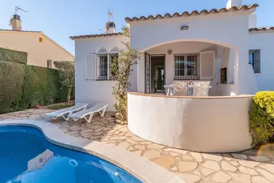 Image de Magnifique villa entre mer et forêt avec piscine privée et wifi gratuit.