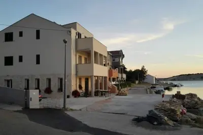 Image de Appartement de deux chambres avec le balcon et la vue sur le mer Simuni, Pag (A-18386-a)