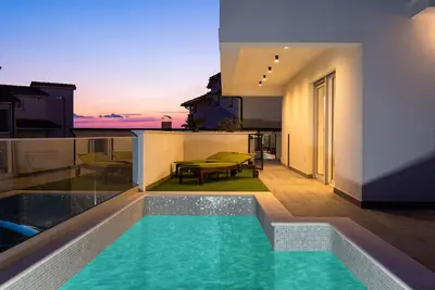 Luxury two-floor app with private pool Aquarelle 2