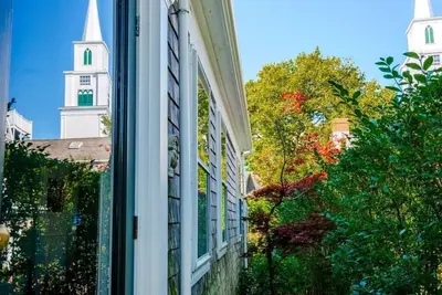 Image de In town renovated cottage. Available July 6-13, Aug 10-17, Aug 31-Sept 7 & 7-14