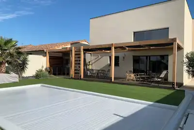 Image de Maison individuelle contemporaine, avec piscine privée, proche de la mer.