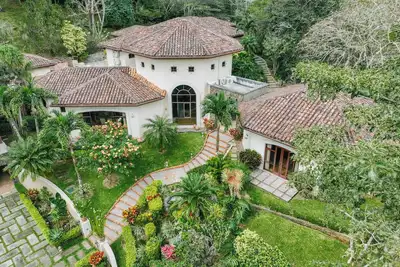 Image de Stunning Beauty & Luxury, surrounded by Nature. Pool, Jacuzzi & Trails!