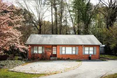 Image de Brick House Cottage at entrance to Toccoa Falls College & Stephens Co. Hospital