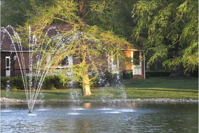 Image de Lakeside Luxury, Screened in Porch, Fountain View