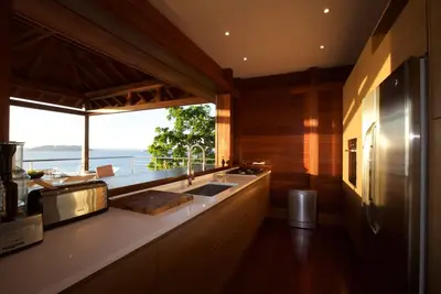 Image de 4 bedroom villa open to the sea - Pointe Milou - Unique view