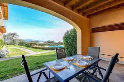 7 Sunshine: with lake view and pool