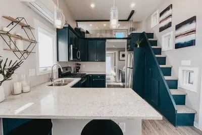 Image de Beautiful and Elegant River Front Cottage