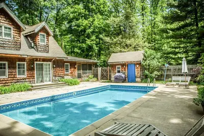 Image de Dog-friendly home w/private heated pool, free WiFi, gas grill, & washer/dryer