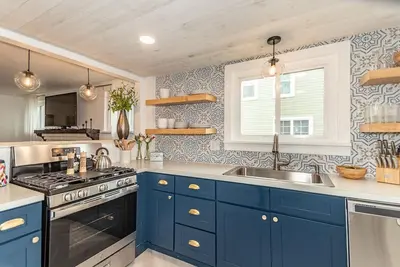 Image de Luxury Lakeside Cottage- Girls Getaway - 5 mi to Gotl w/ Backyard & Fire pit
