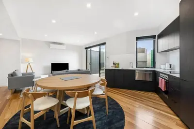 Prime Location: Townhouse near beach and shops