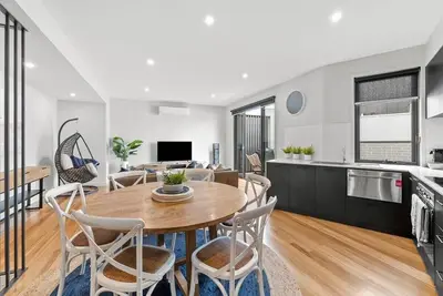Surf Central Townhouse: Walk to Beach and Shops