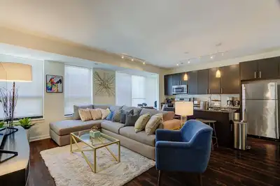 Image de \"Serenity of Evanston\" 2 Bdr/2Bath Modern-Luxe Suite