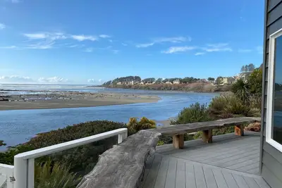 Image de River Bend House, where the river meets the ocean! No Pet Rental.
