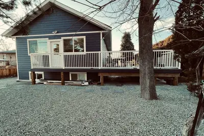 Image de 100 Steps from the Lake and Beaches, main floor of house 2 bedrooms & 2. 5 bath.