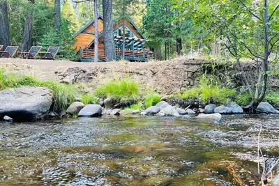 Image de Cabin by the Creek. 9 Miles to Lassen. Firepit, Ev Charging, Pet Friendly!