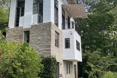 Image de Luxurious Lakefront 4br/3ba/Large Home Office/Dock/Premier Location