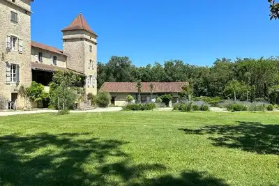 Image de Private pool -3 properties sleeping 14 near Cahors