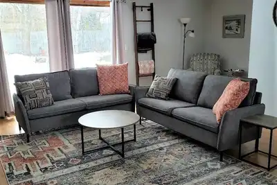 Image de Cozy, newly renovated! Steps to town and Cranmore