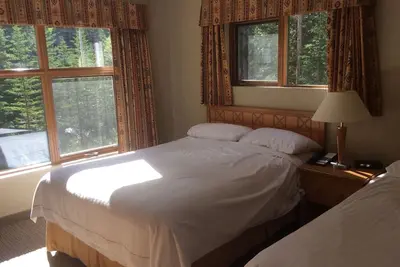 Image de Just minutes from the entrance to Banff National Park.