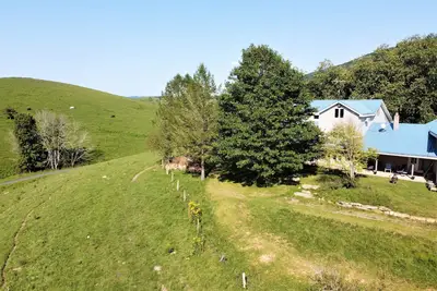 Image de Spacious Farm with Mountain Views 30min to Bburg