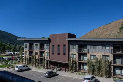 Image de 221 Hidden Hollow -1 Block from the Town Square!