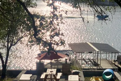 Image de Cactus Camper is close to the water with lake views