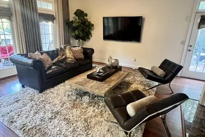 Image de Buckhead fenced N Gated Ensuited 6bd, 8bath Estate, 5mins to shopping. Sleeps 12