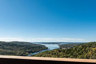 Image de Game Room | Lakeview Deck | Pool Hot Tub | Arcade